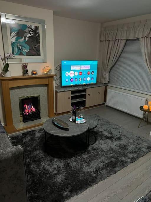 Gated Home Close To Birmingham City Centre Buitenkant foto