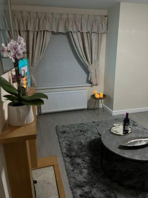 Gated Home Close To Birmingham City Centre Buitenkant foto