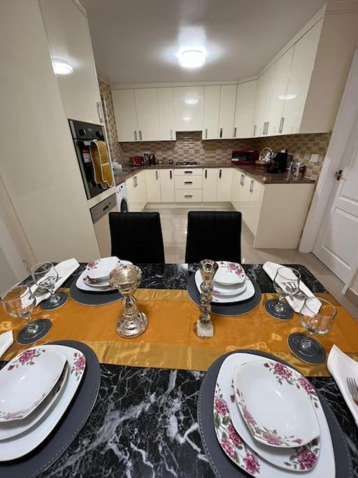 Gated Home Close To Birmingham City Centre Buitenkant foto