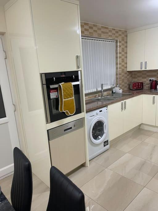 Gated Home Close To Birmingham City Centre Buitenkant foto