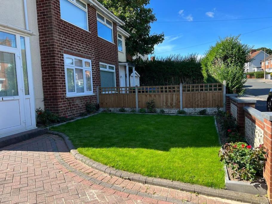 Gated Home Close To Birmingham City Centre Buitenkant foto