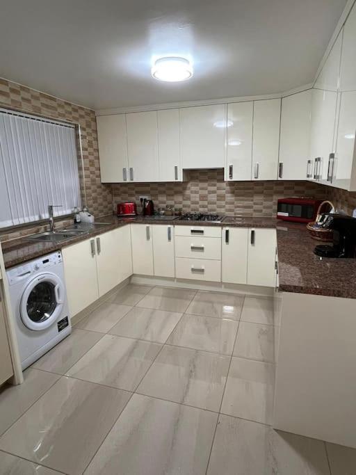 Gated Home Close To Birmingham City Centre Buitenkant foto