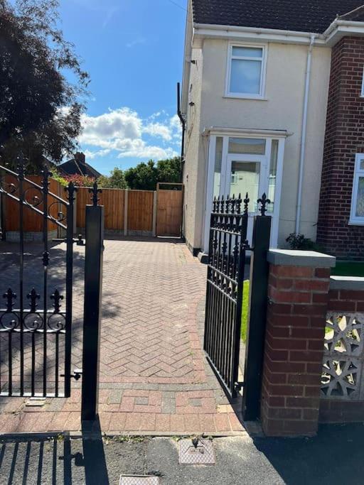 Gated Home Close To Birmingham City Centre Buitenkant foto