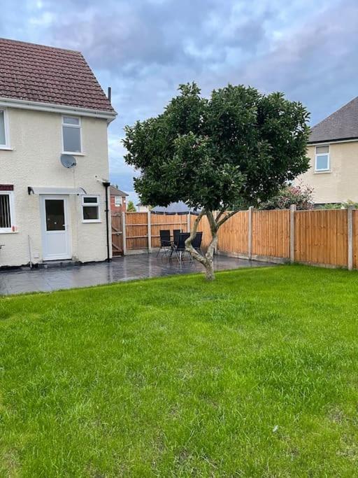 Gated Home Close To Birmingham City Centre Buitenkant foto