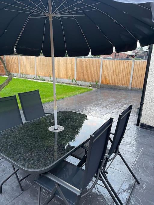 Gated Home Close To Birmingham City Centre Buitenkant foto